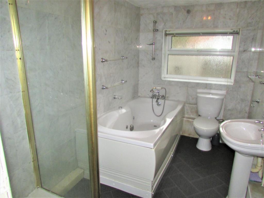 MiriamSt109bath1.JPG