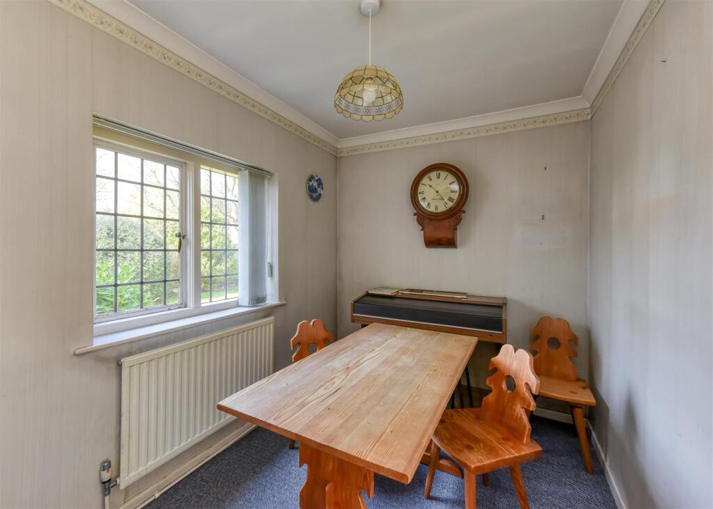 40 Castlecroft Gardens-kitchen5.jpg