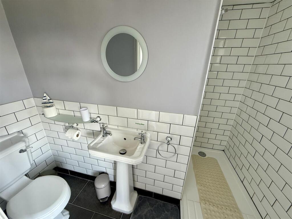 bedroom three en suite