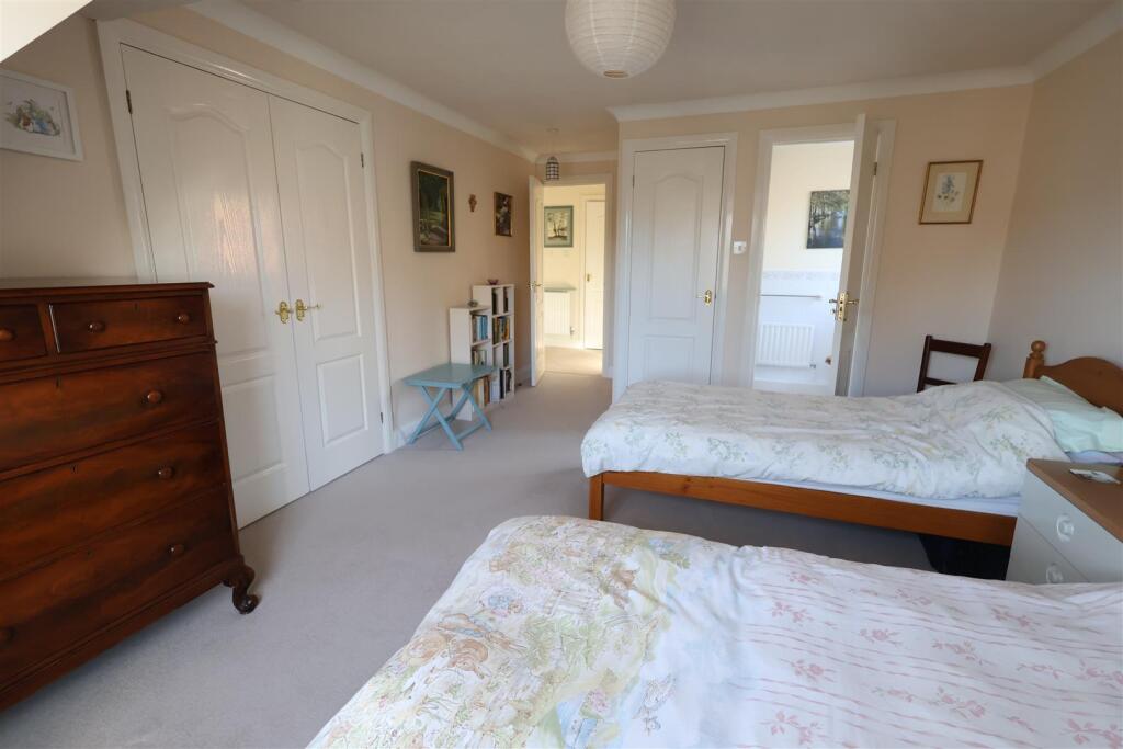 bedroom 1 (2).JPG
