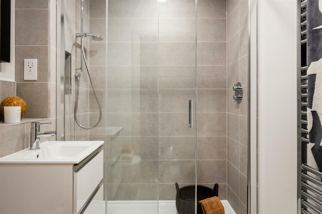 7 De Clare Court-20.jpg