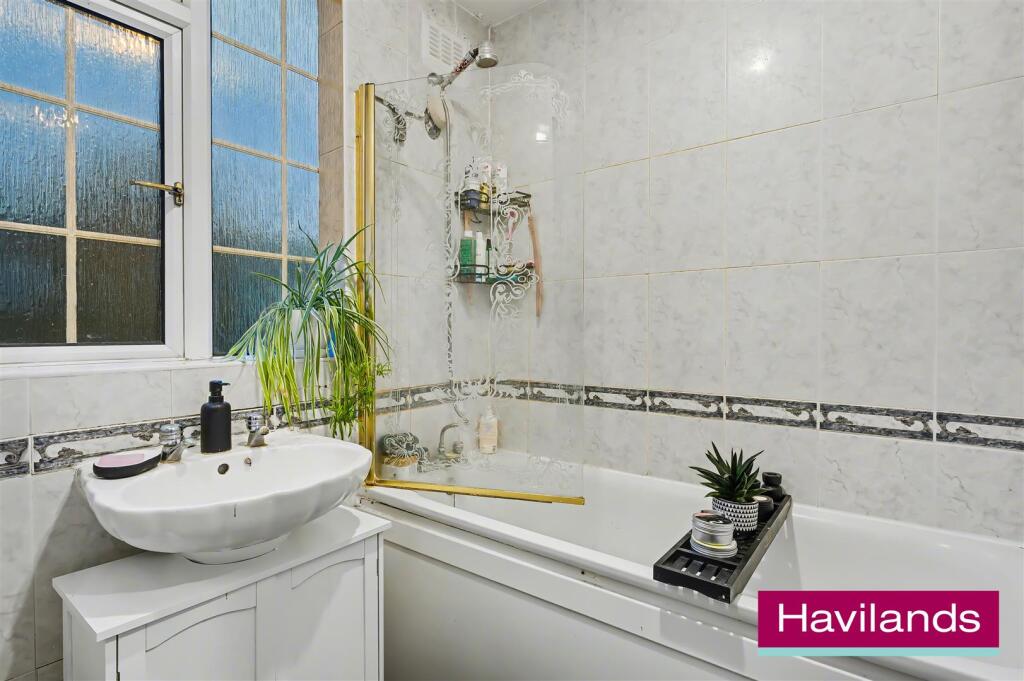 Cowper Gardens N14 4NP-8.jpg