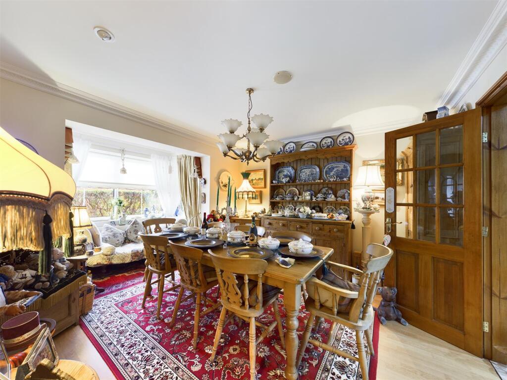 Dining room:
