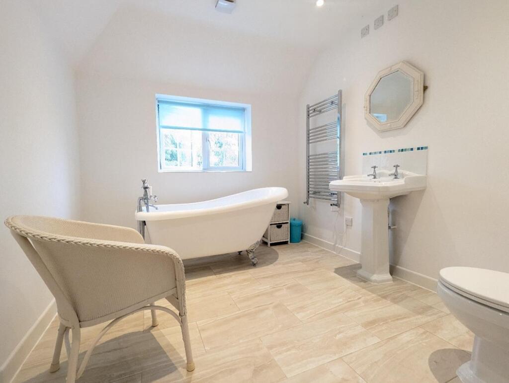 Ensuite bathroom (1).jpg