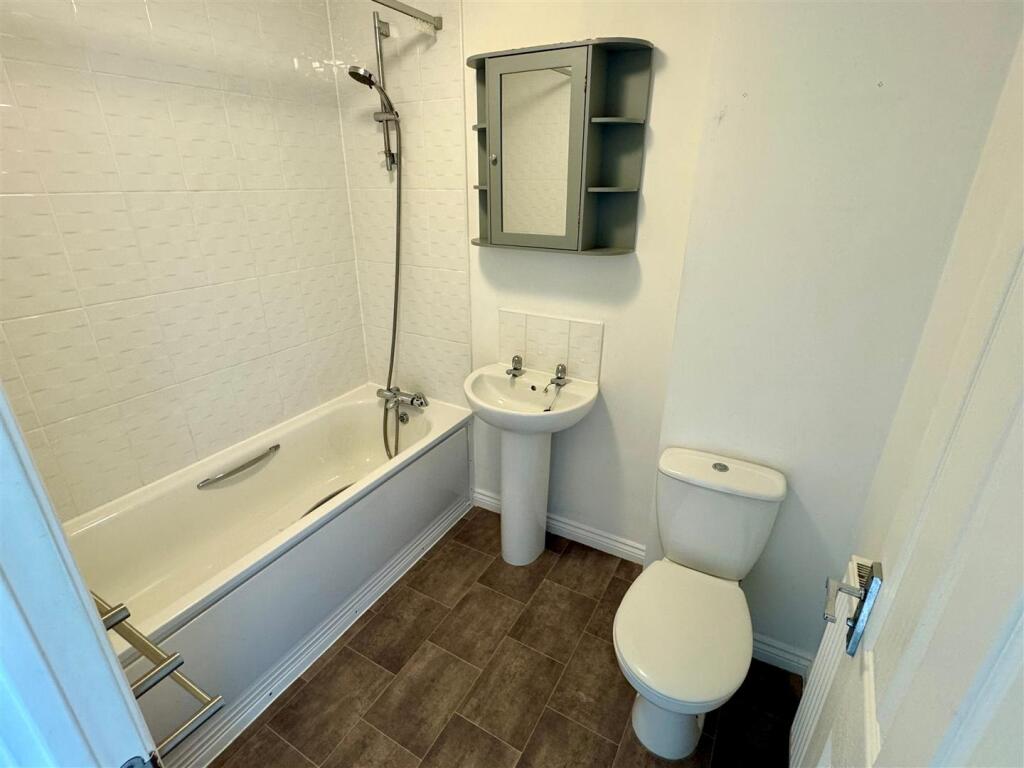 13 Cavendish Crescent Bathroom