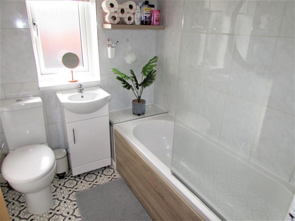 LeabrookDv22bath1.JPG