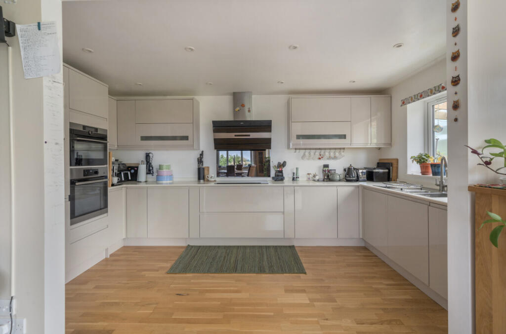 1295315-32-682dcb...