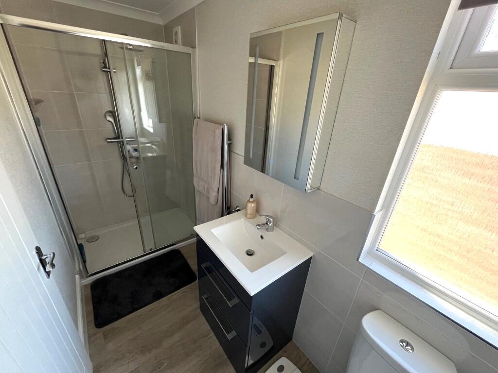 En-suite (bed 1)