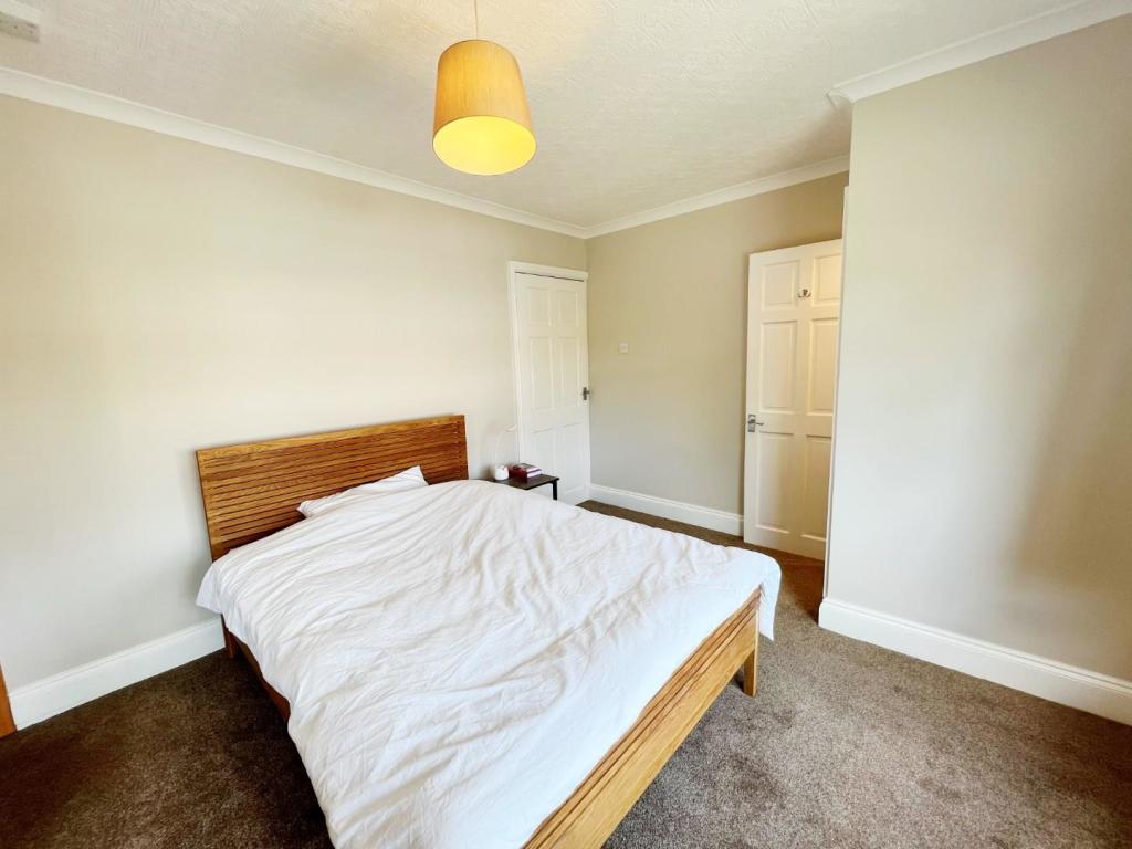 Bedroom 1 pic 4.jpg