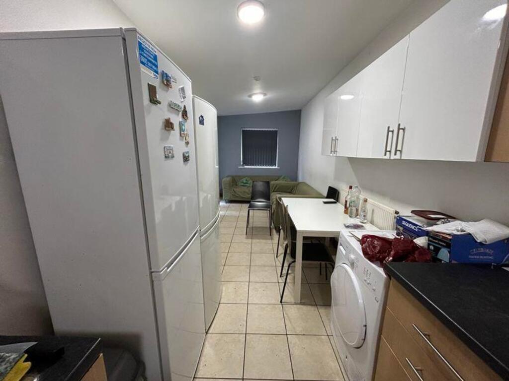 A functional and tidy kitchenette with ample sp...