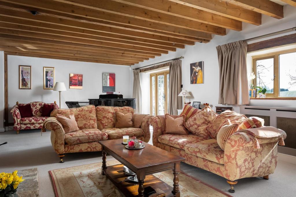 38 - Manor Barn - GL53 9PD - Web.jpg