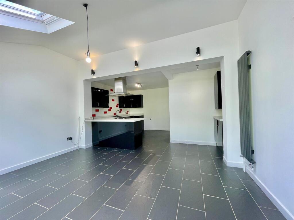 38 Clive Close Kitchen Family Diner.jpg