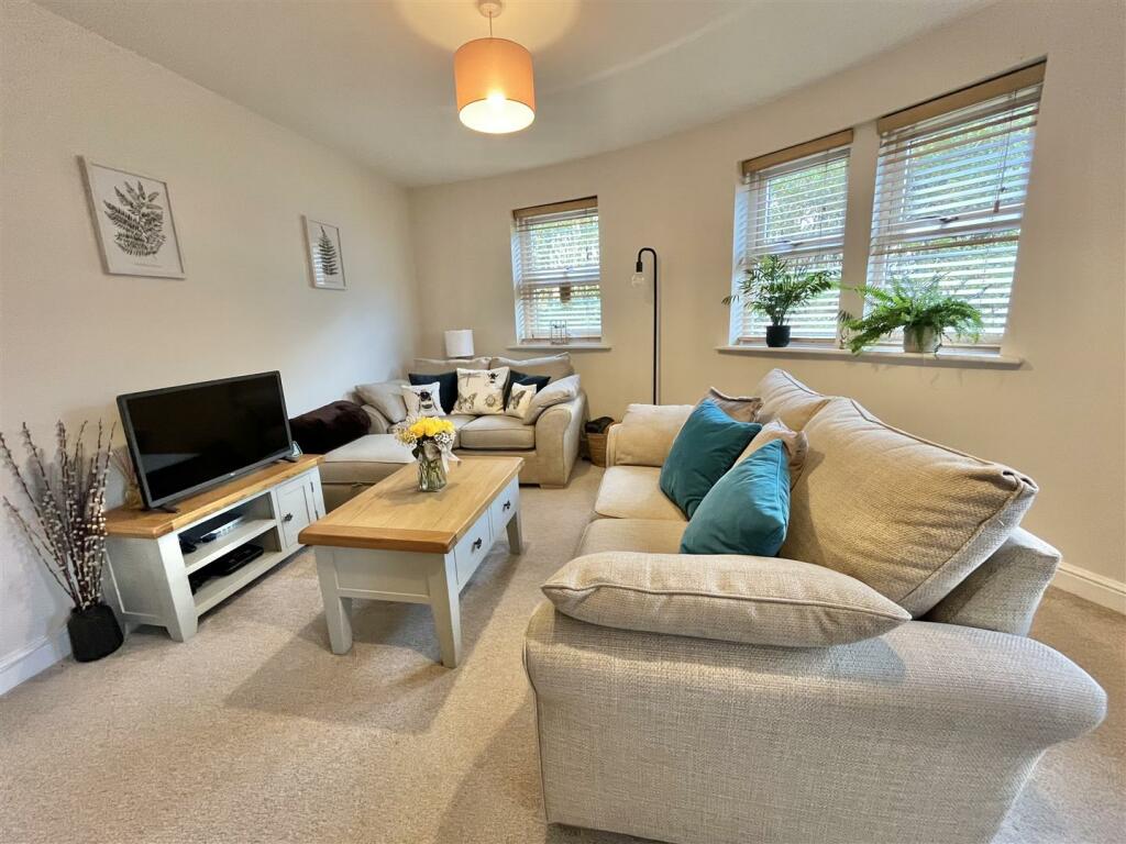 Open Plan Lounge &amp; Kitchen