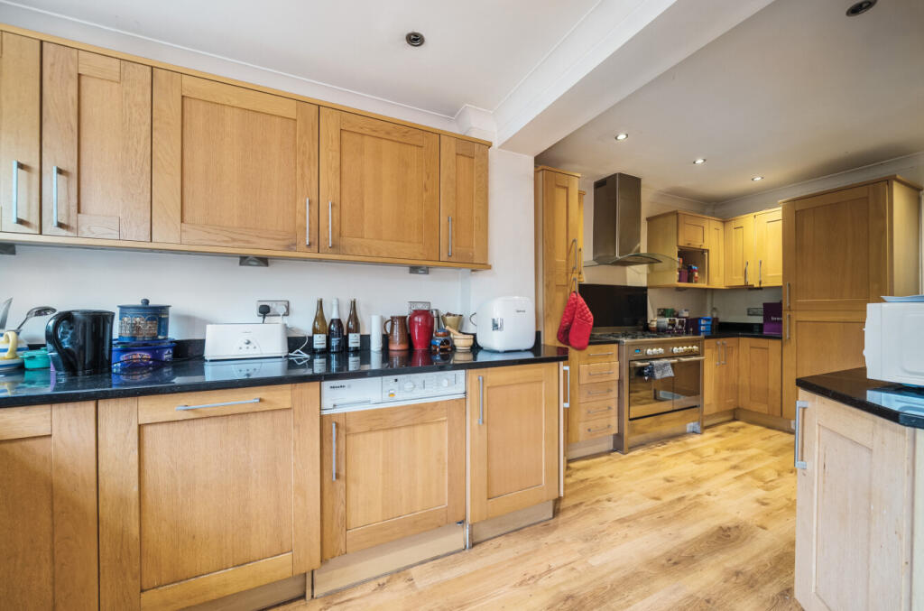 1293764-6825d5373...