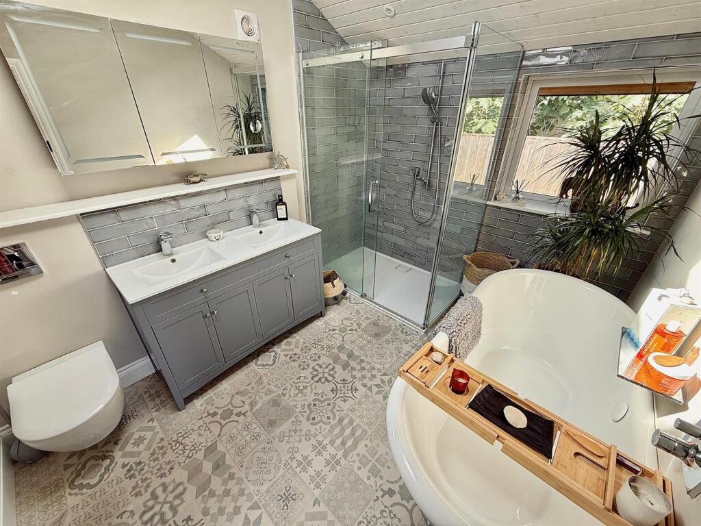 En-Suite Bathroom