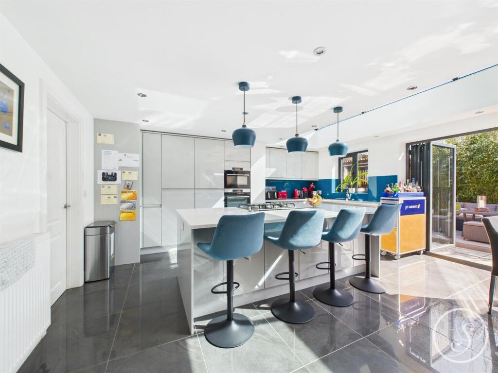 KITCHEN/DINER/FAMILY ROOM