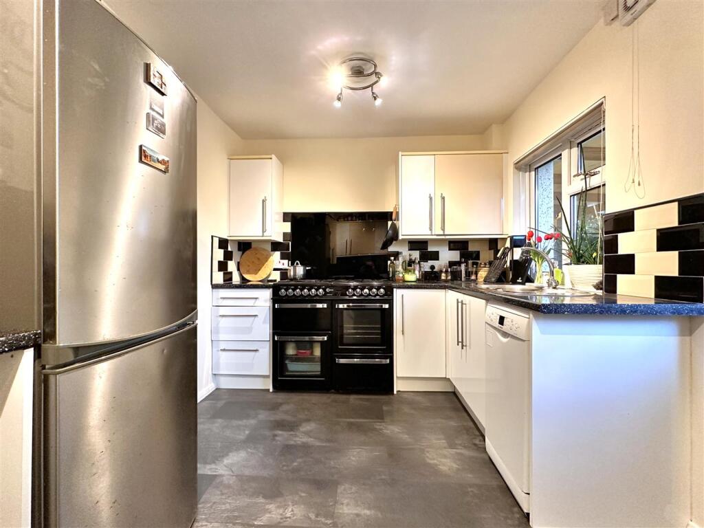 Modern Fitted Kitchen 044