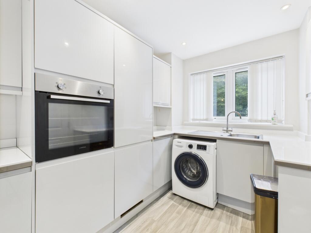 CAM03729G0-PR0095-STILL004