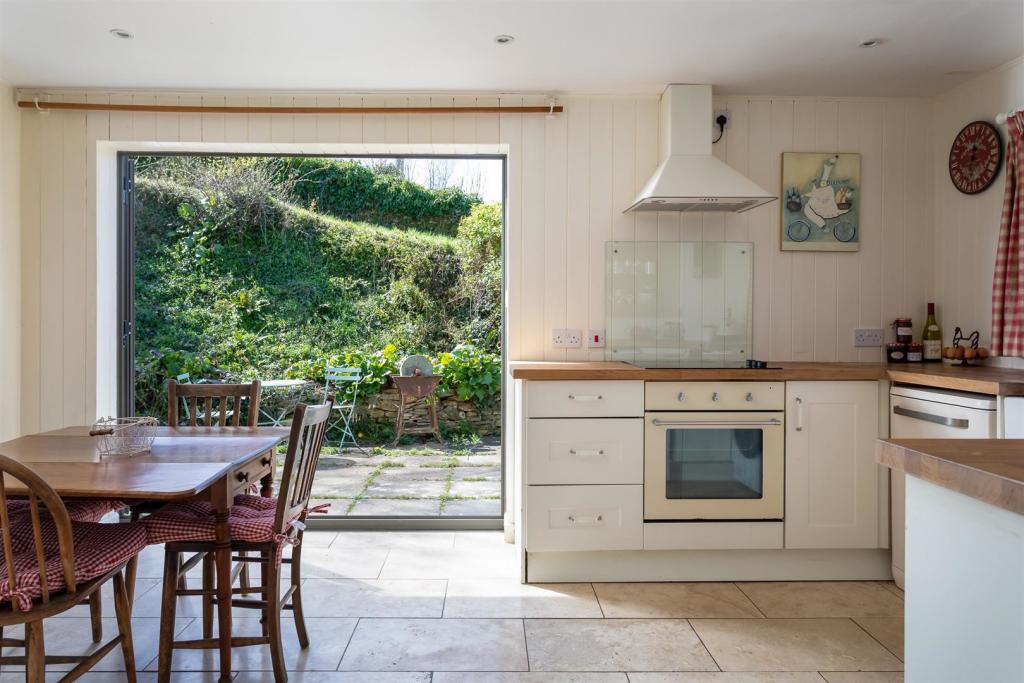 27 - Christmas Cottage - GL6 8JG - Web.jpg