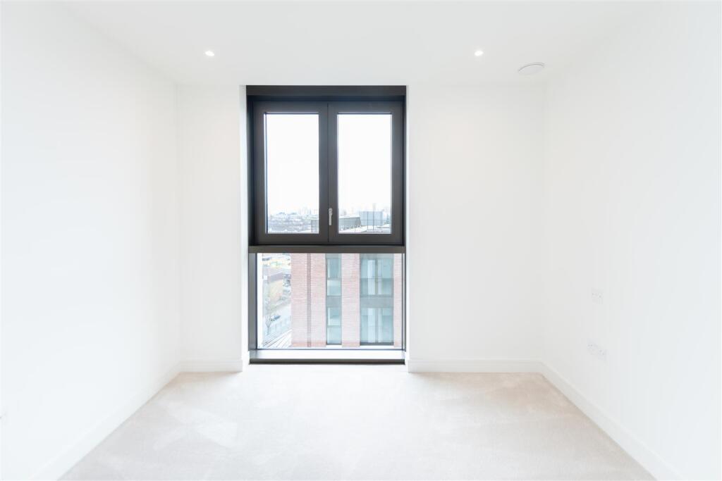 Master Bedroom         .jpg