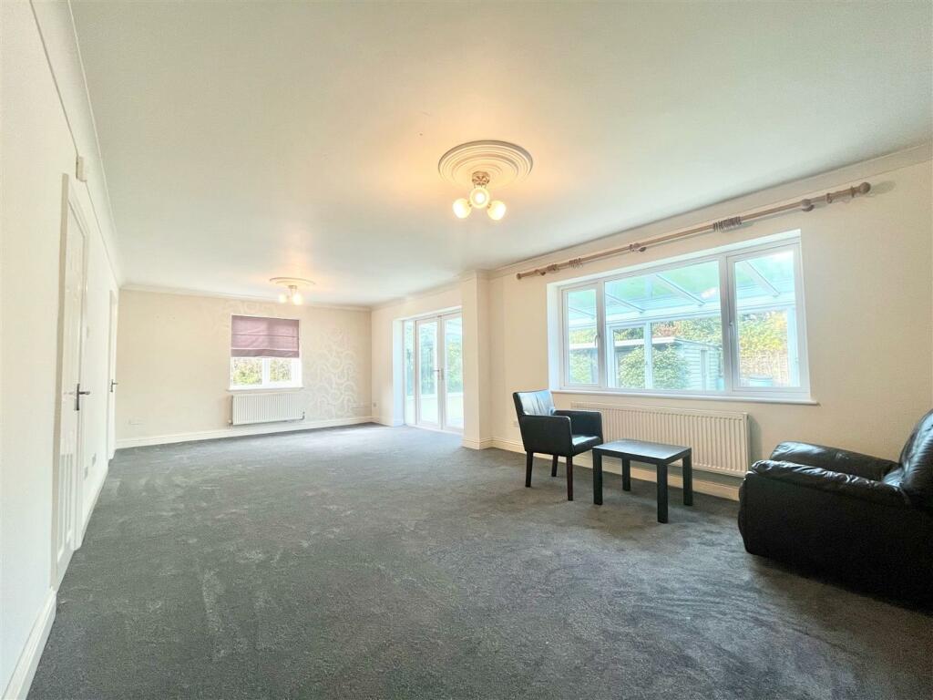 Lounge 3.jpg
