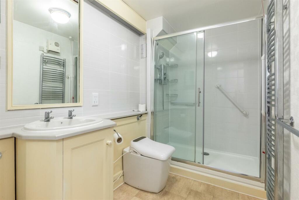 Carfax Court Redland Bathroom.jpg