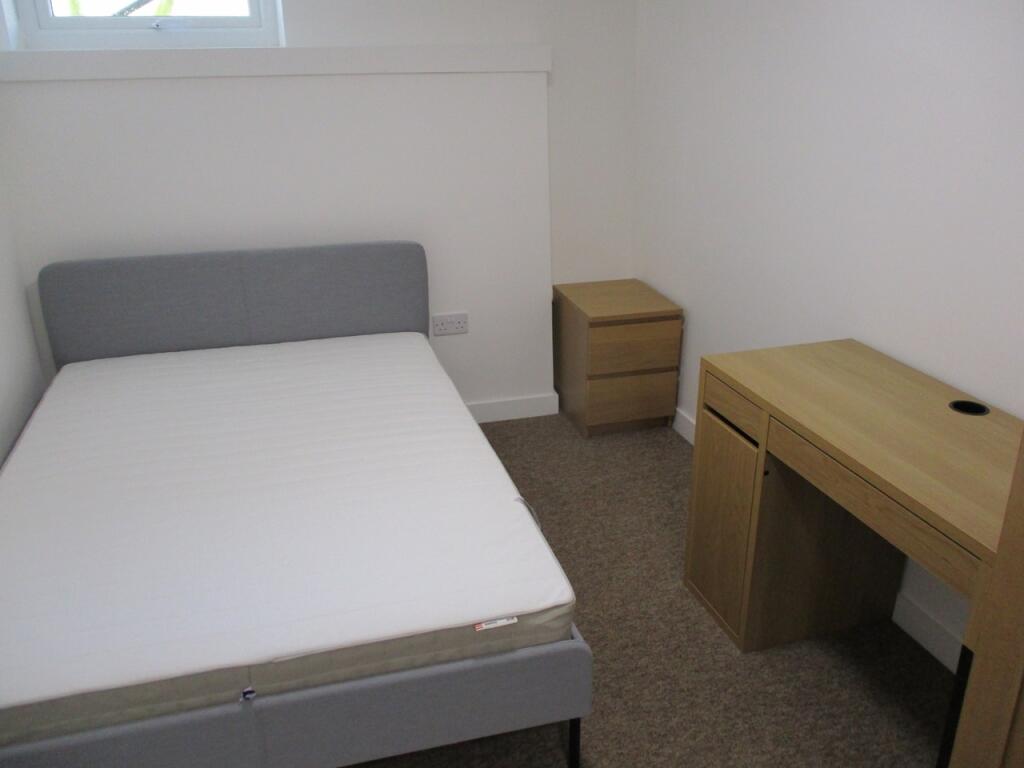 A bright and neatly maintained single bedroom f...