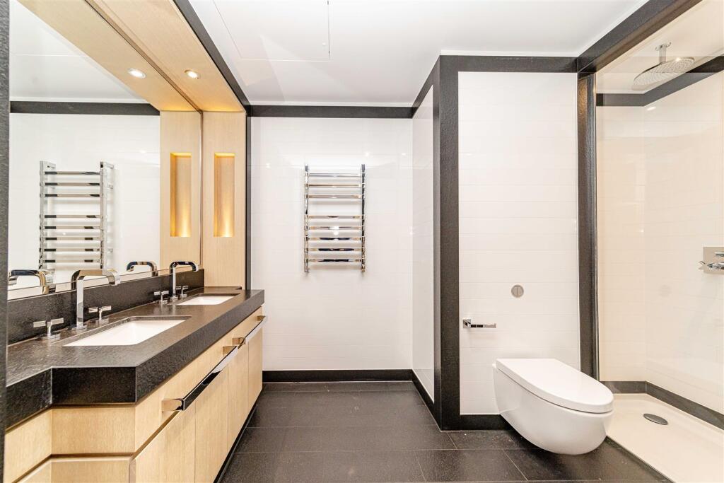 En-suite Bathroom        .jpg