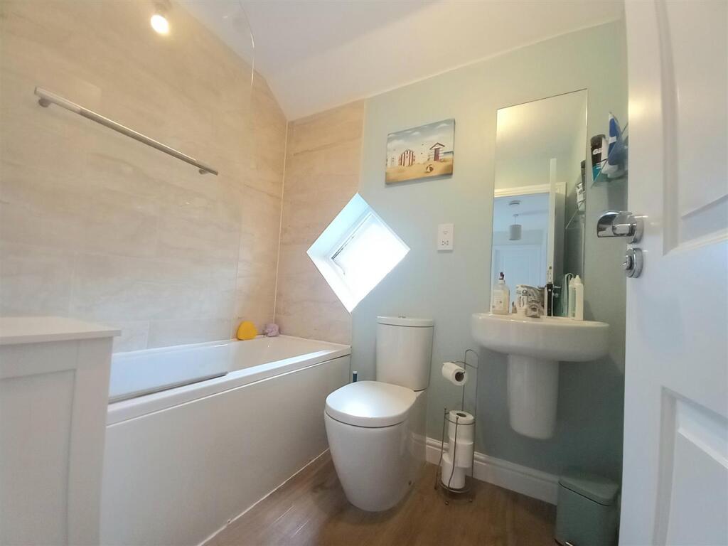 17 Hughes Gdns Bathroom.jpg