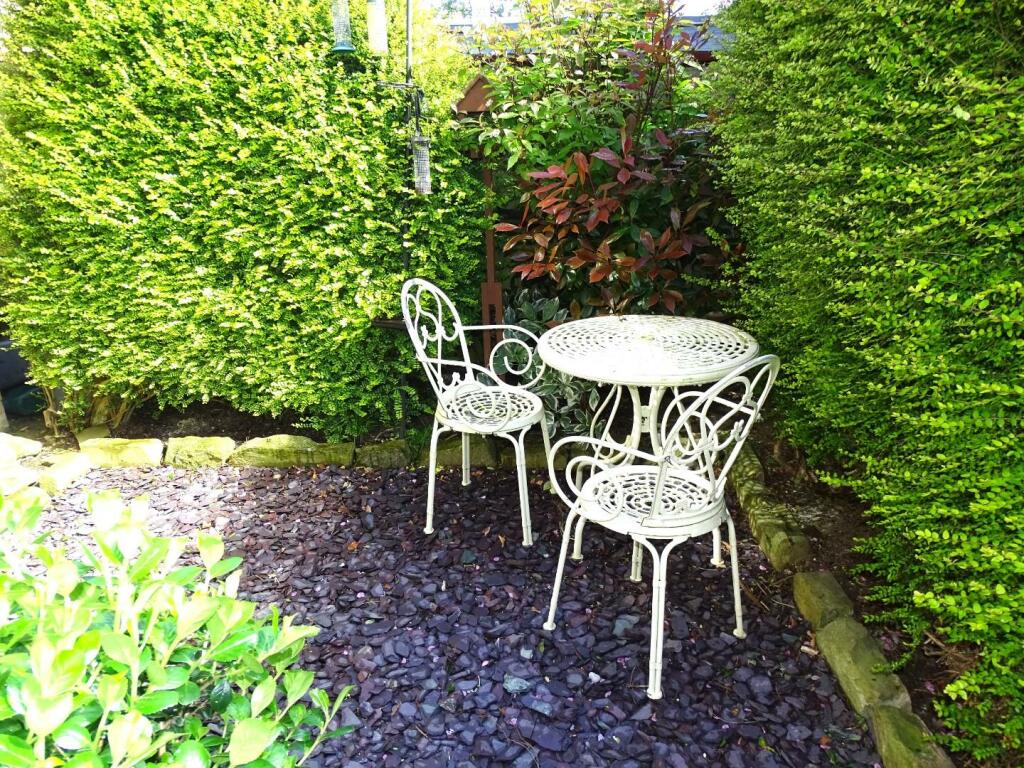 PLEASANT SECLUDED SLATE BED AREA TO FRONT