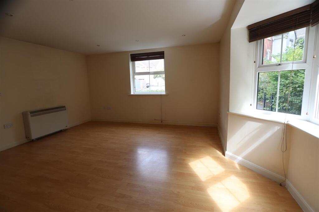 Lounge 1.JPG
