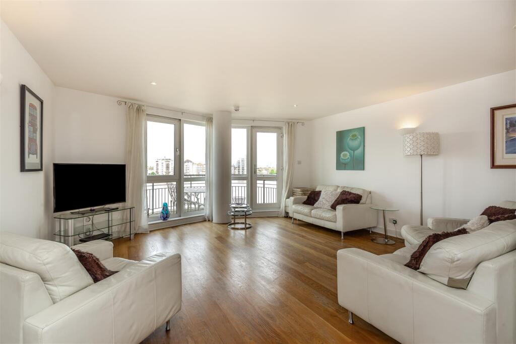 18 NAW livingroom.jpg