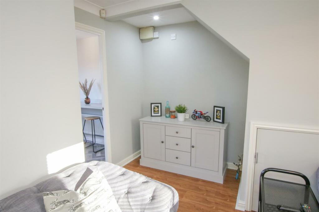 LOUNGE/ DINING AREA