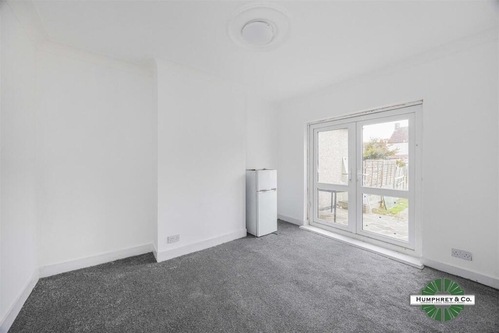 48 Wadeville Avenue Romford -002.JPG