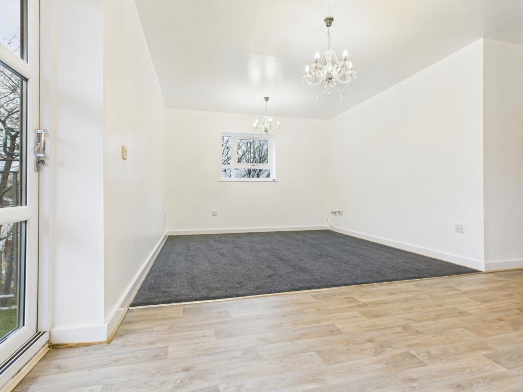 CAM03729G0-PR0176-STILL009