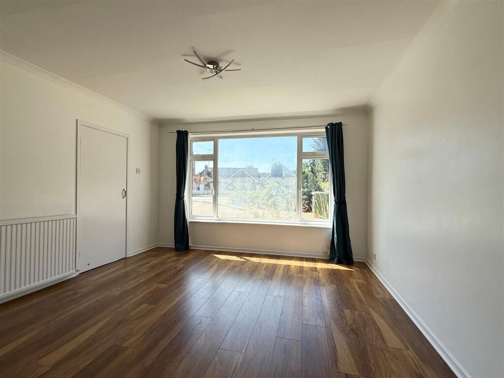 Lounge 1.jpg