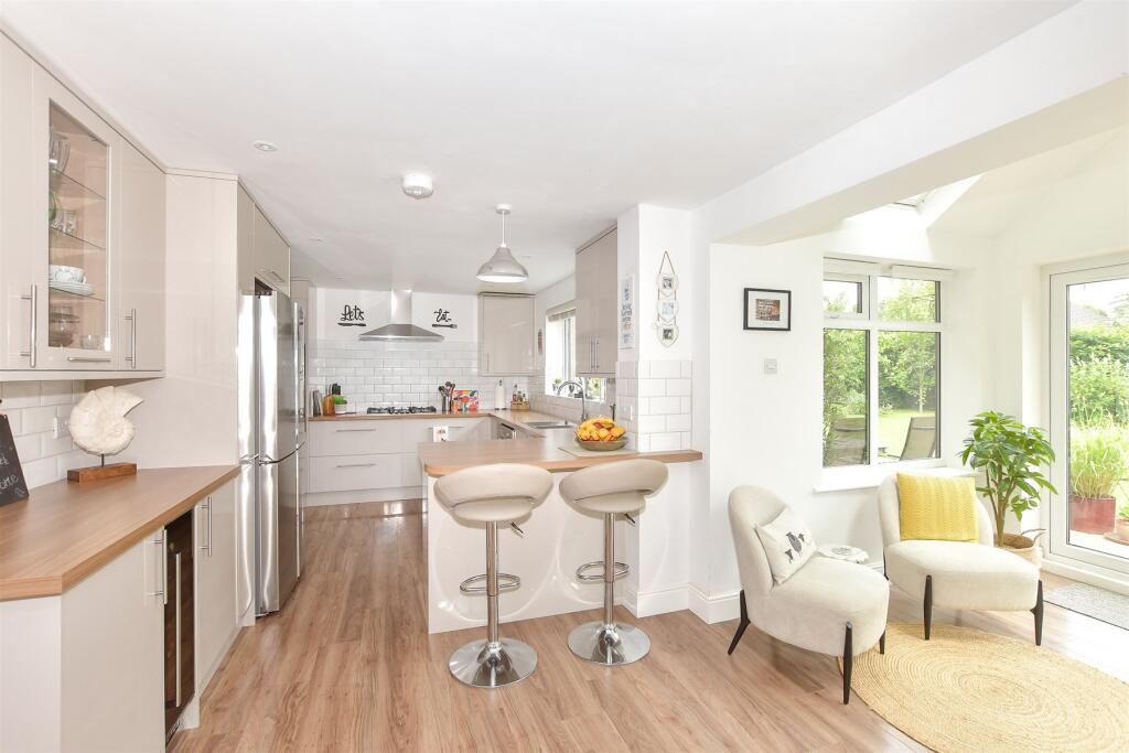 Kitchen/ Dining Area