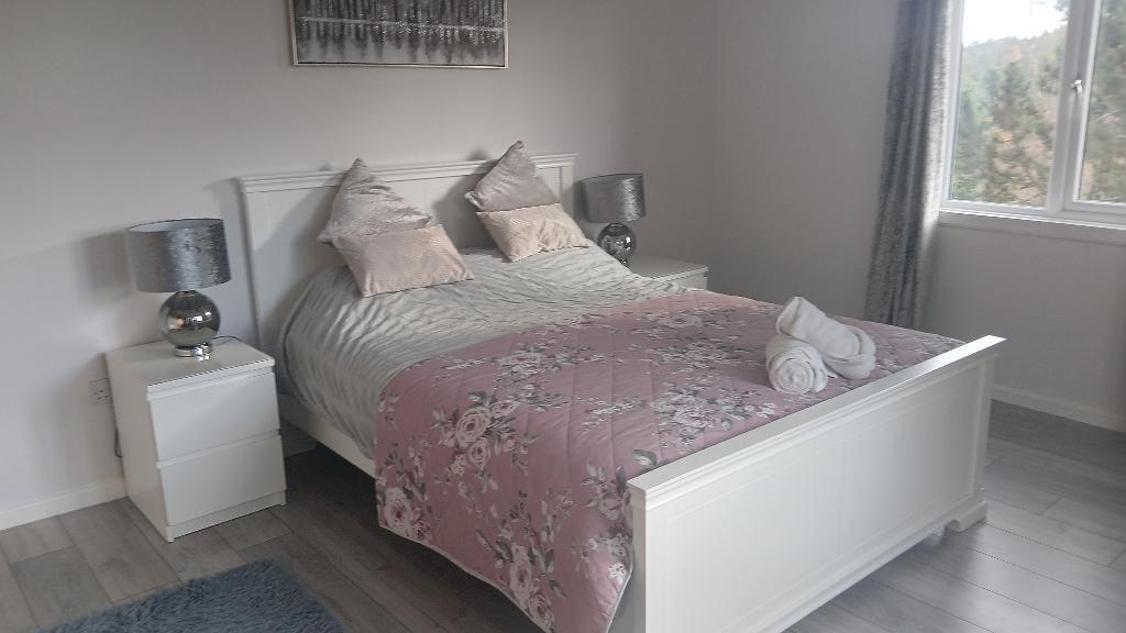 Bedroom with king-size bed &amp; hill views