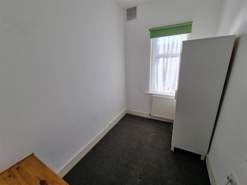 60 Melrose Avenue bedroom single.jpg