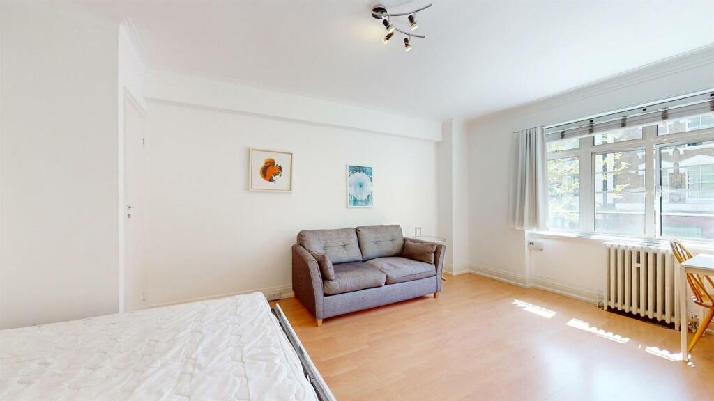 33Redcliffe Closeliving.jpg
