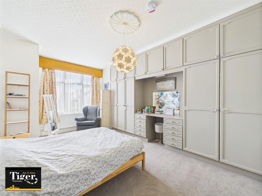 CAM02176G0-PR0579...