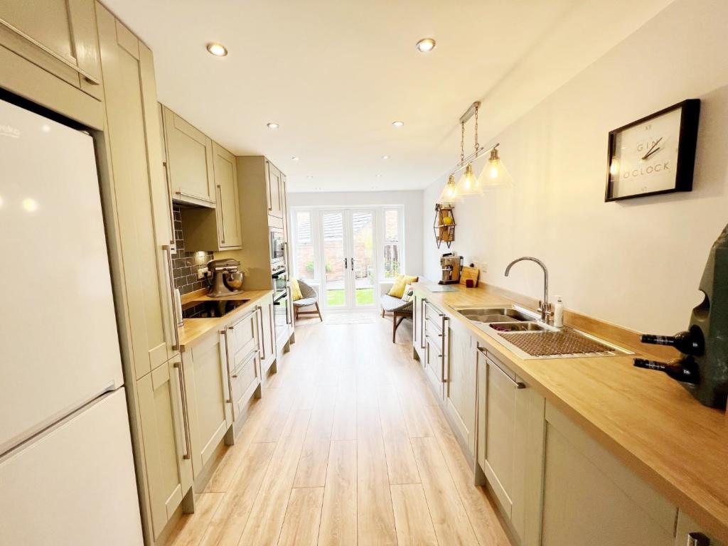 Kitchen 1.jpg
