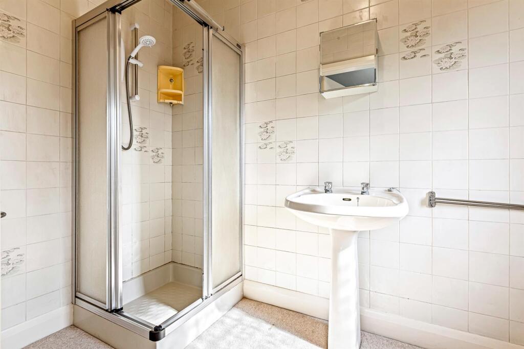 EN SUITE BATHROOM