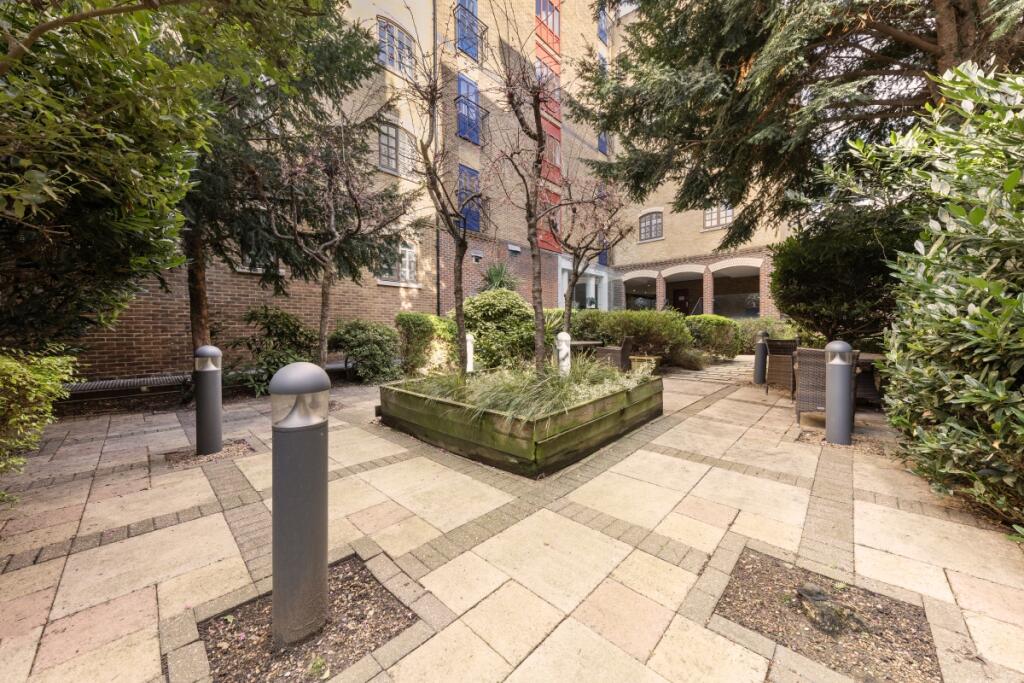 Lion Court F2 (33...