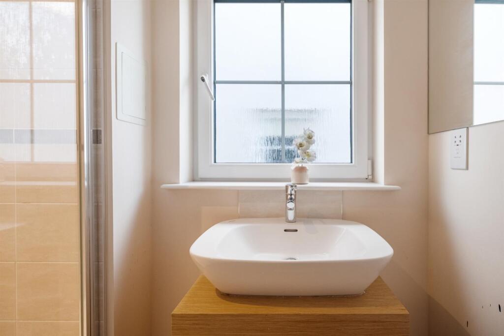 13 - Ensuite 2.jpg