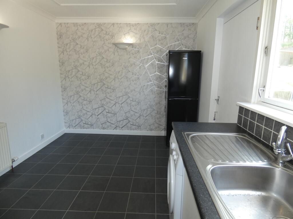 KITCHEN / DINING