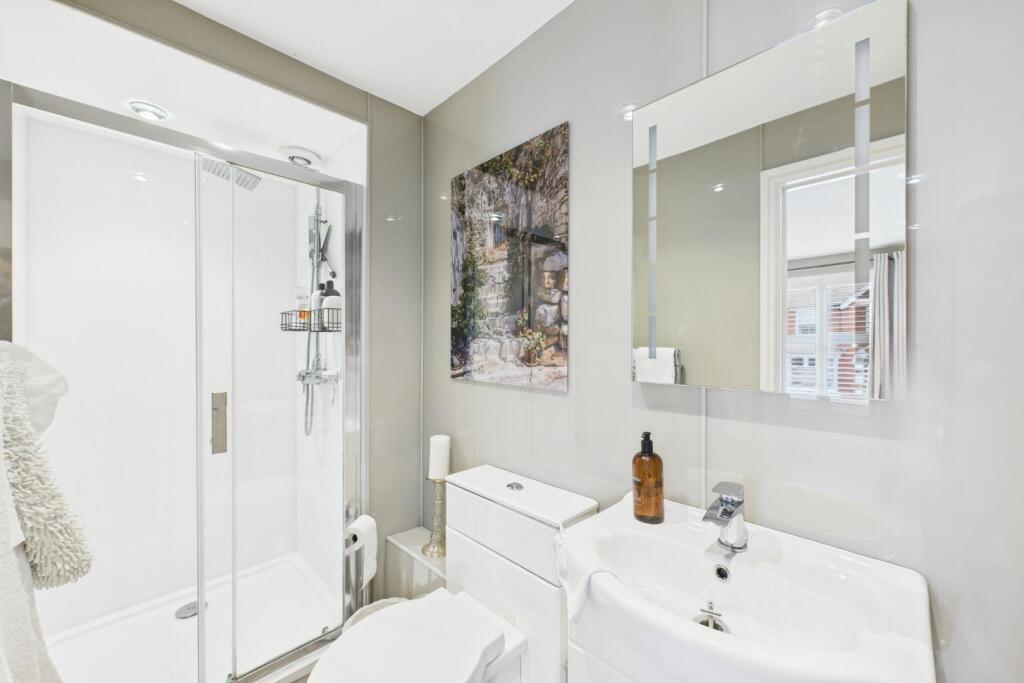 Jack &amp; Jill Family Bathroom