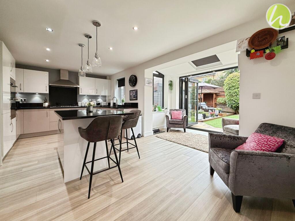 Kitchen/ Dining Space
