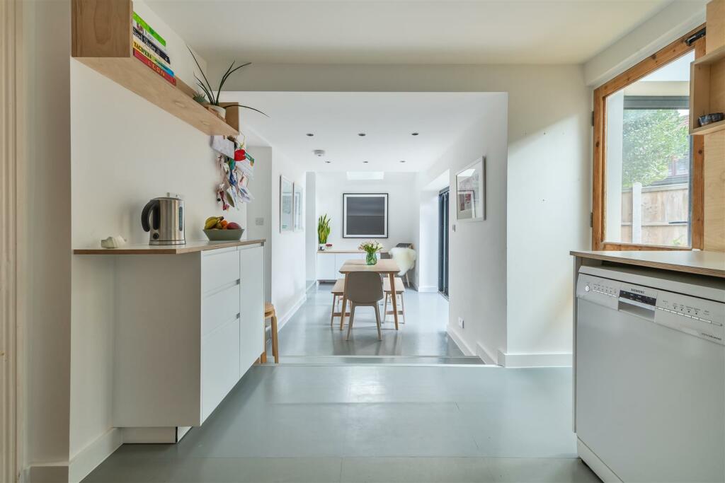 Woodbine Place, E11