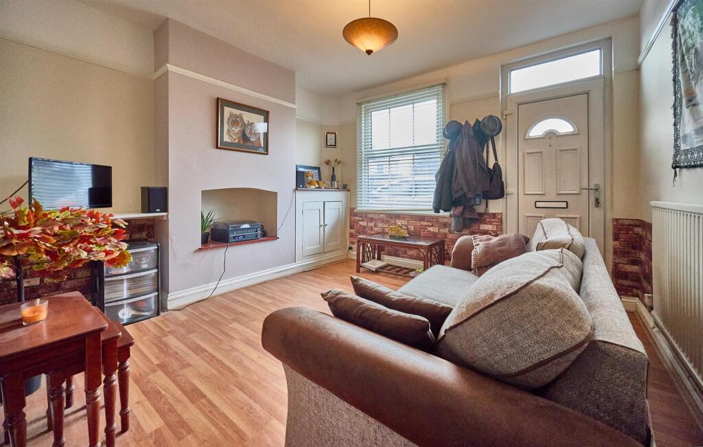 FRONT LOUNGE